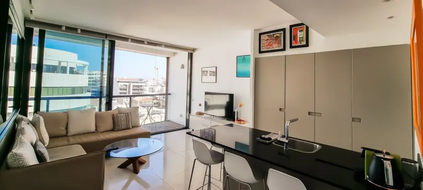 Design Apt Parking Included 2BDR TL30 - Image 1