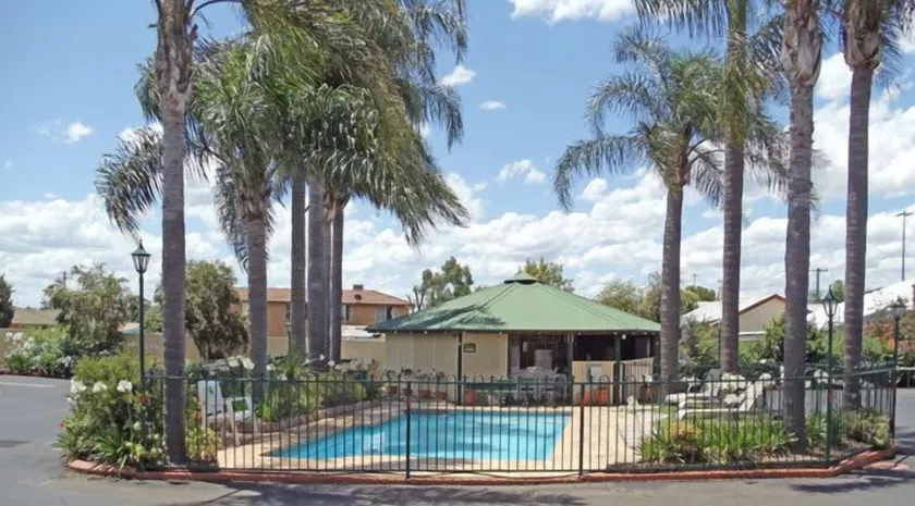 Town and Country Motor Inn - Image 1
