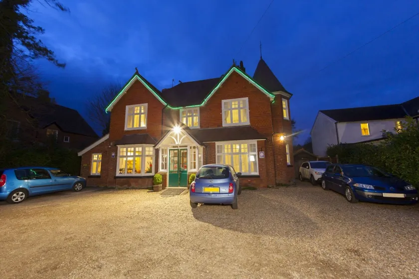 Gatwick Turret Guest House - Image 1
