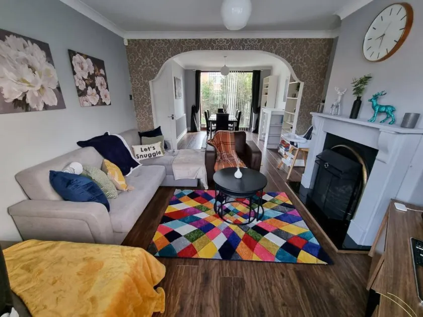 Manchester Business and Leisure Home with Free Parking - Image 1