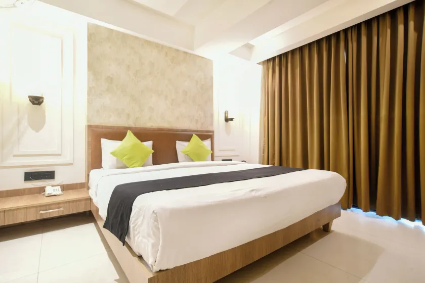 Hotel Holiday - Image 1