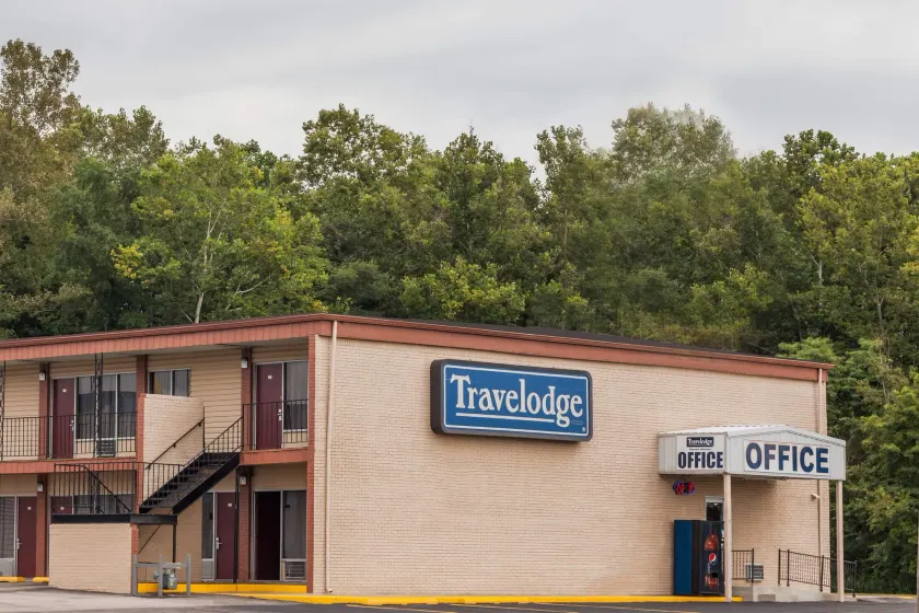 Travelodge by Wyndham Seymour - Image 1