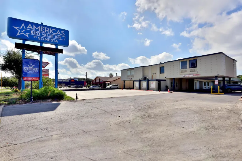 Americas Best Value Inn San Antonio Airport South - Image 1