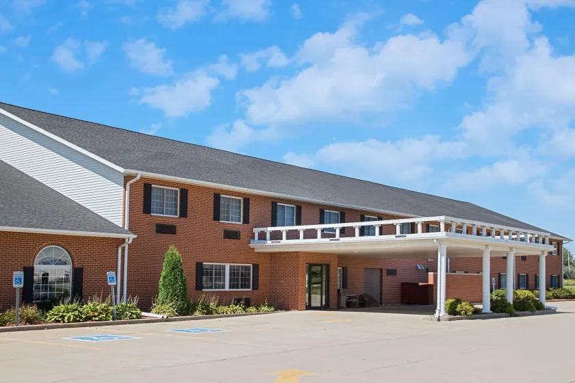 Super 8 by Wyndham New Hampton - Image 1