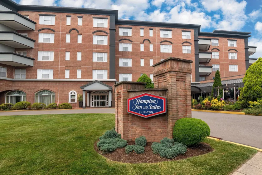 Hampton Inn & Suites Stamford - Image 1