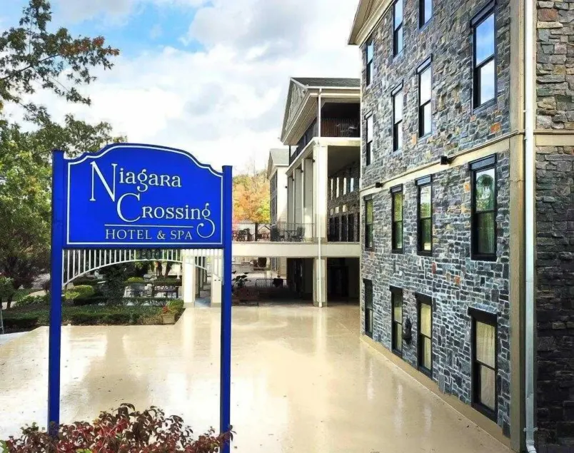 Niagara Crossing Hotel and Spa - Image 1