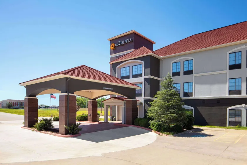 La Quinta Inn & Suites by Wyndham Woodward - Image 1