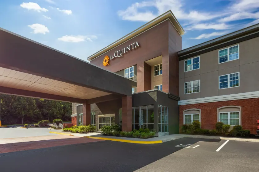 La Quinta Inn & Suites by Wyndam Knoxville West - Image 1