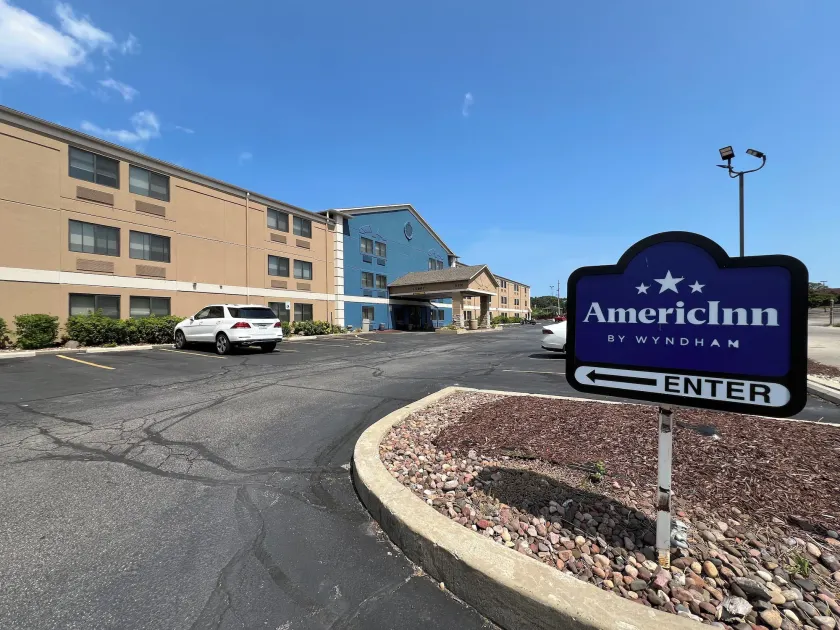 AmericInn by Wyndham Glendale Milwaukee - Image 1