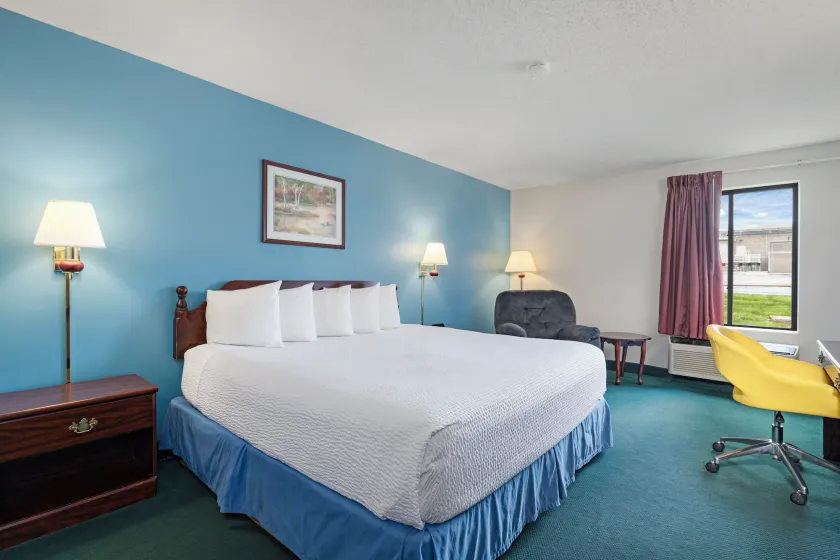 Days Inn by Wyndham Battlefield Rd/Hwy 65 - Image 1