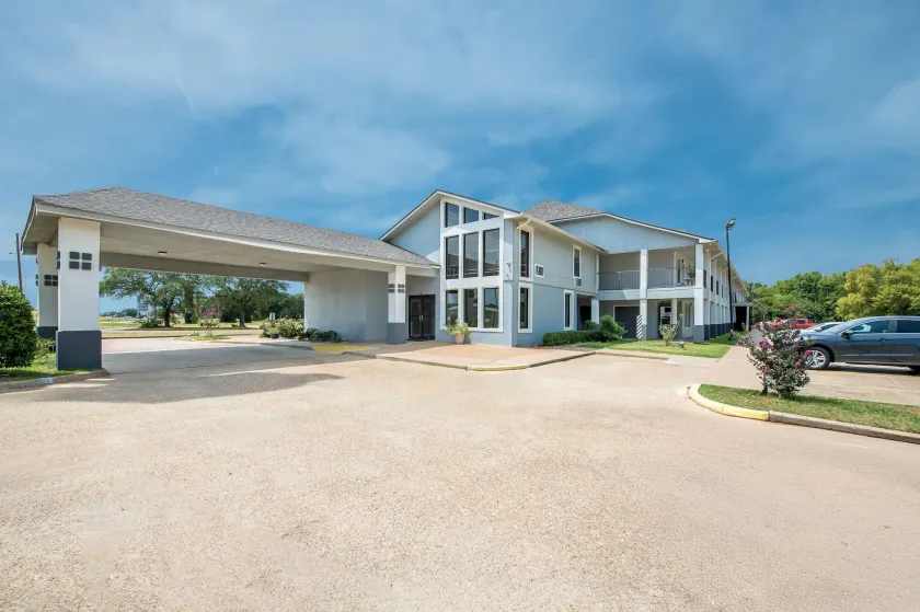 Super 8 by Wyndham Bossier City/Shreveport Area - Image 1