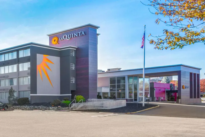 La Quinta by Wyndham Clifton/Rutherford - Image 1