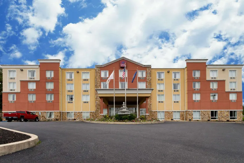 Comfort Suites Near Gettysburg Battlefield Visitor Center - Image 1