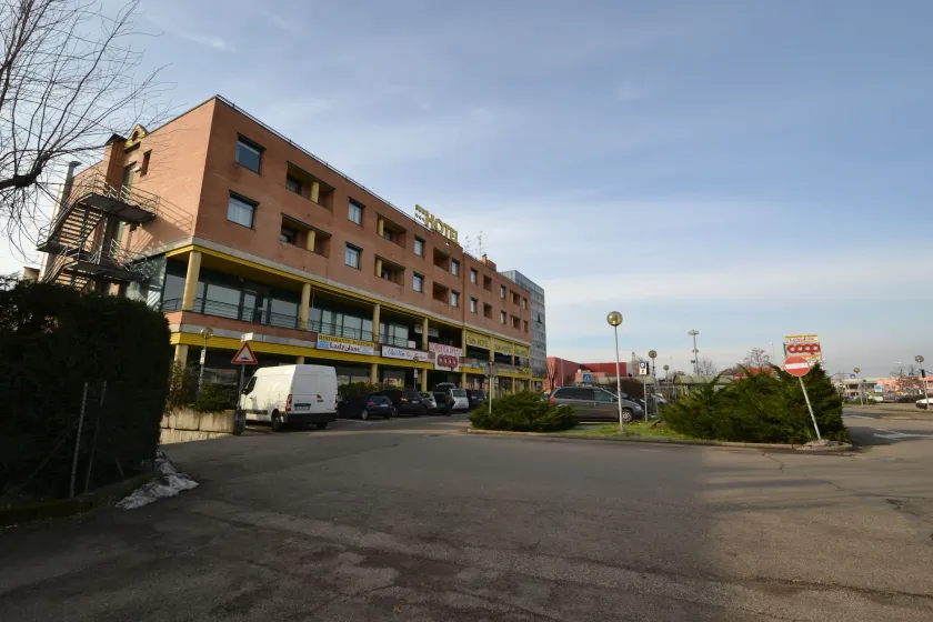 Sun Hotel - Image 1