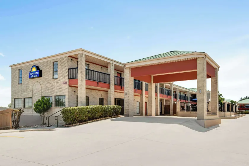 Days Inn by Wyndham San Antonio Near Fiesta Park - Image 1