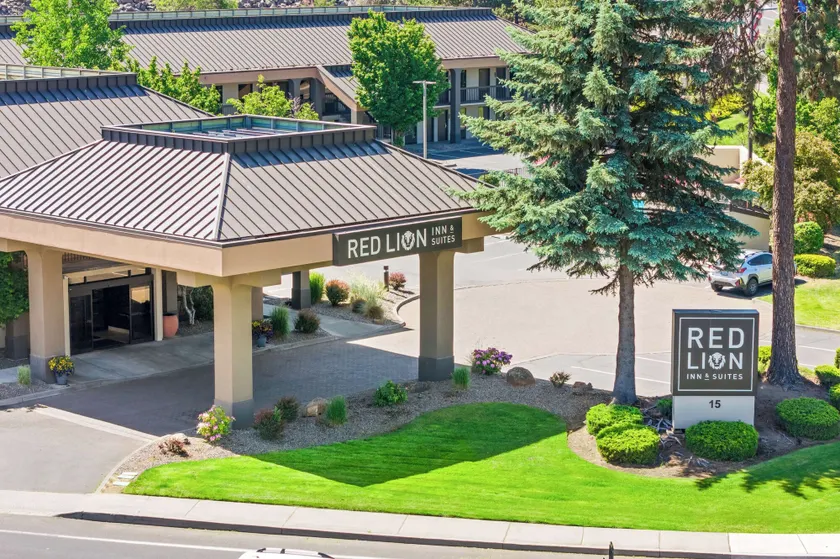 Red Lion Inn & Suites Deschutes River - Bend - Image 1