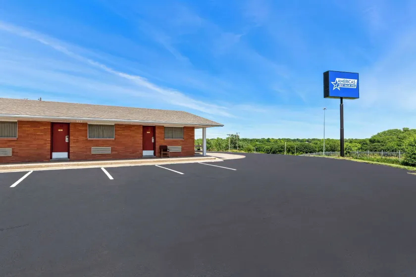 Americas Best Value Inn Belleville - Image 1