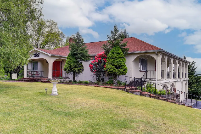 Princeton Mtn-view Estate: Vintage Charm - Image 1