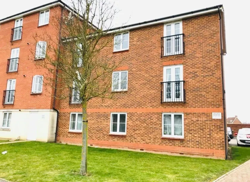 2 Double Bed Flat, En-suite, Top Floor, With Private Parking - Image 1