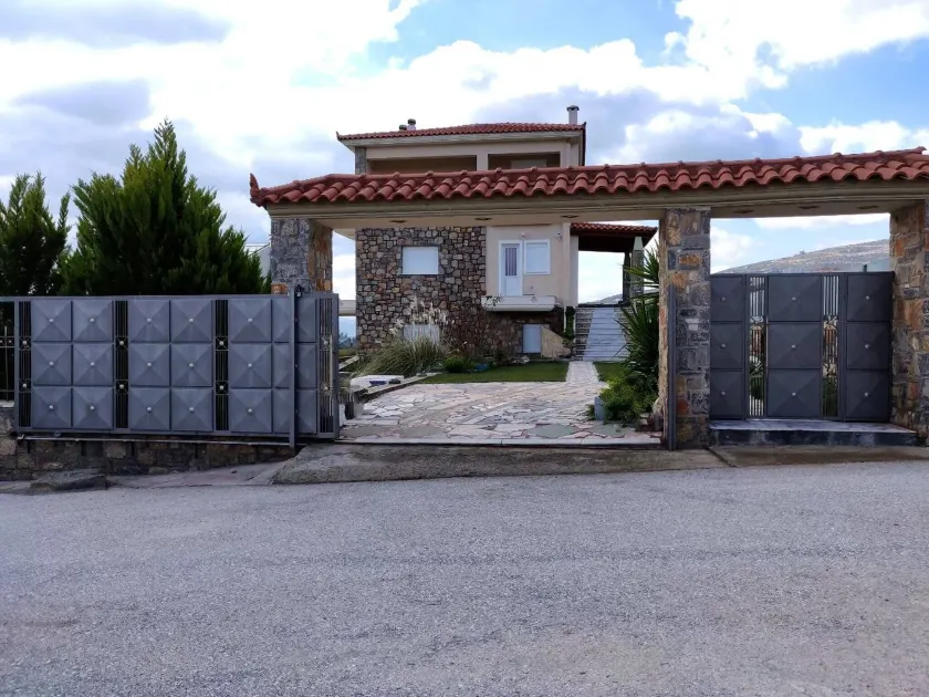 Grande villa conviviale et familiale avec jardin, piscine privée et terrasse | Vue piscine - Image 1