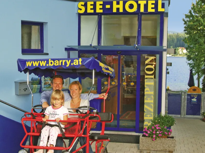 Barry Memle Directly at the Lake - Inngangsparti