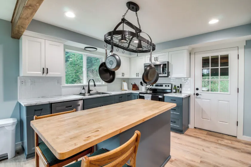 3 Mi to Reedsport: Home w/ Umpqua River Views - Innenbereich