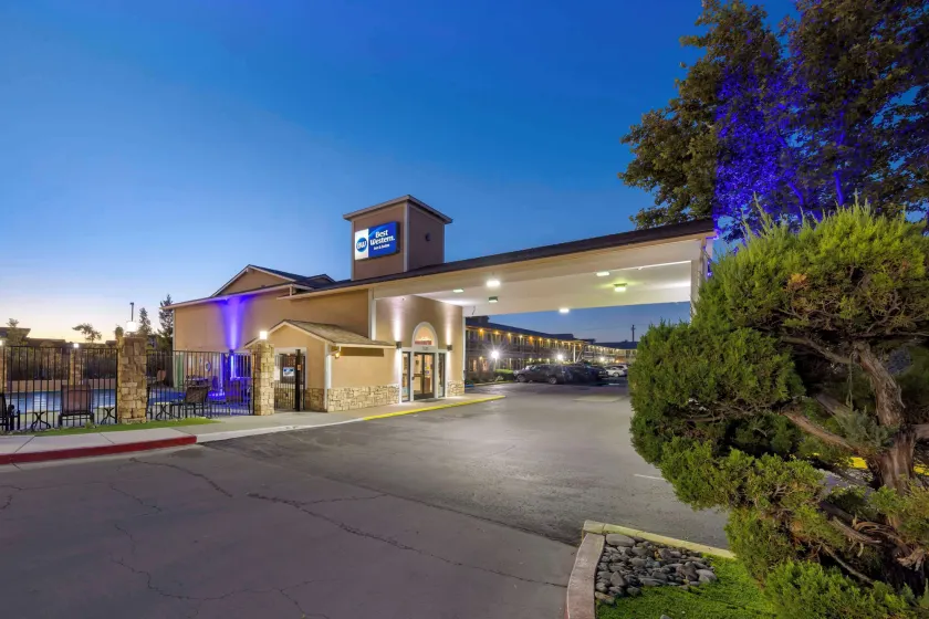 Best Western Fallon Inn & Suites - Image 1