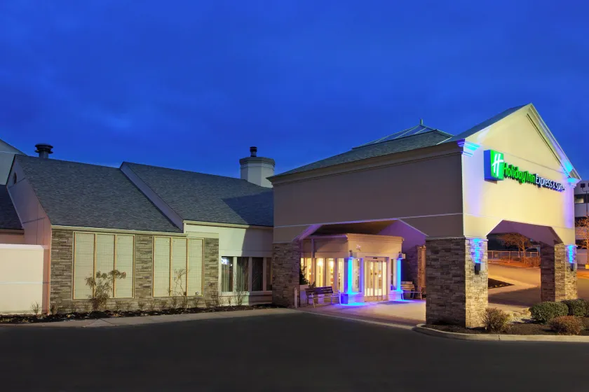 Holiday Inn Express Hotel & Suites Pittsburgh Airport by IHG - Image 1