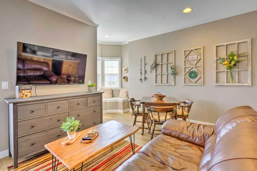 Large, Cozy Midway Studio w/ Mountain Views! - Image 1
