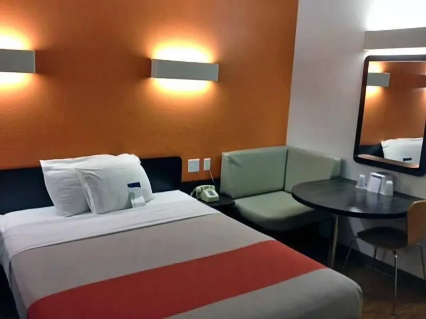 Motel 6-Palatine, IL - Chicago Northwest - Image 1