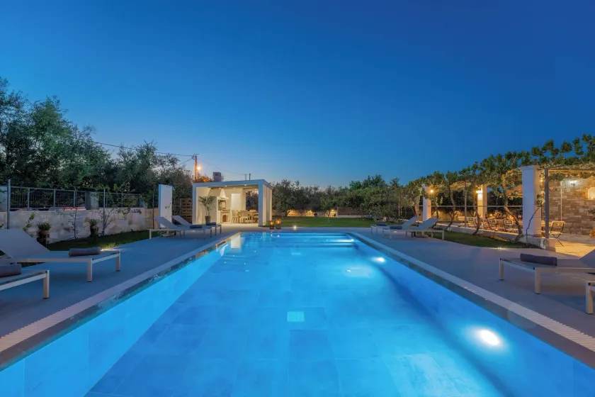 Charmante villa adaptée aux familles avec jacuzzi, barbecue et jardin | Vue piscine - Image 1