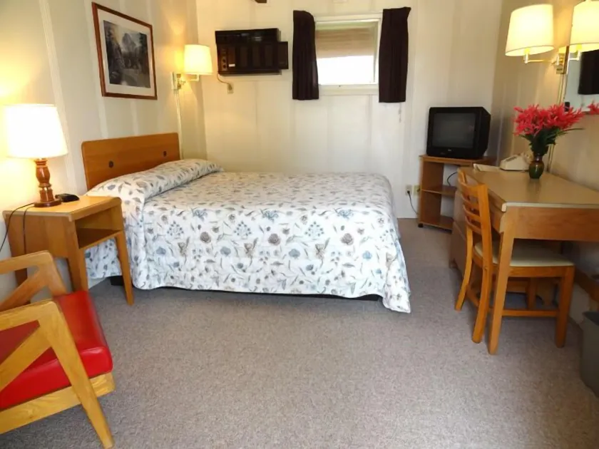 Cresco Motel - Image 1