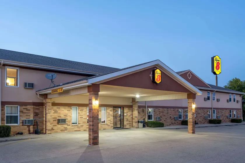 Super 8 by Wyndham Mattoon - Image 1