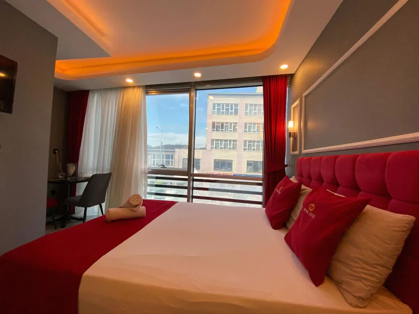 Cois Inn Royal Hotel - Image 1