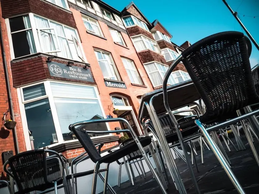 HQ Bar & Restaurant - Image 1