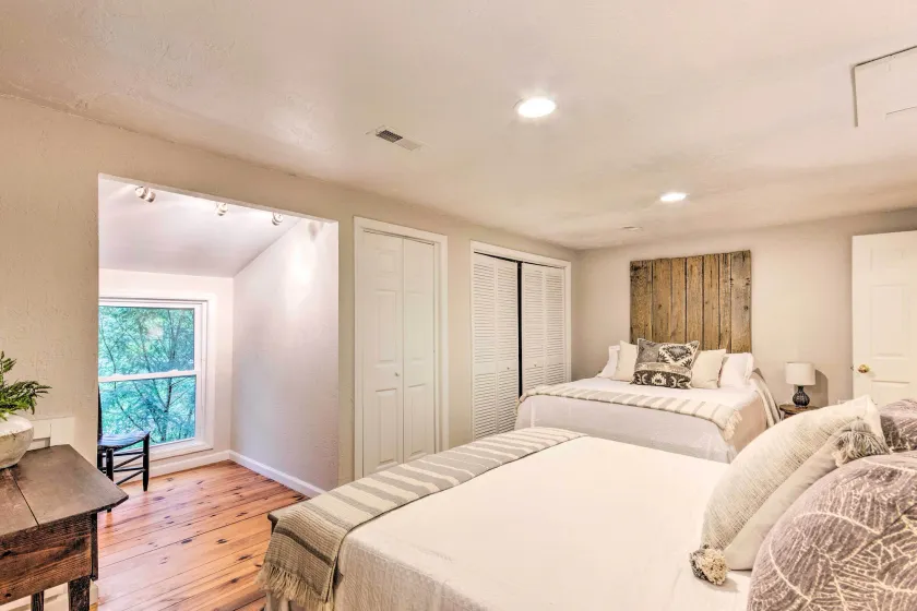 Upscale Rustic Duplex on Stream, Near Blowing Rock - Interiör