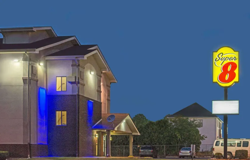 Super 8 by Wyndham New Castle - Image 1
