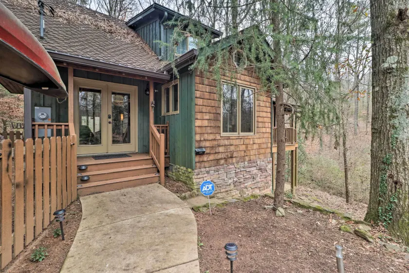 Cozy Conyers Cabin w/ Fireplace & Pool Table! - Image 1