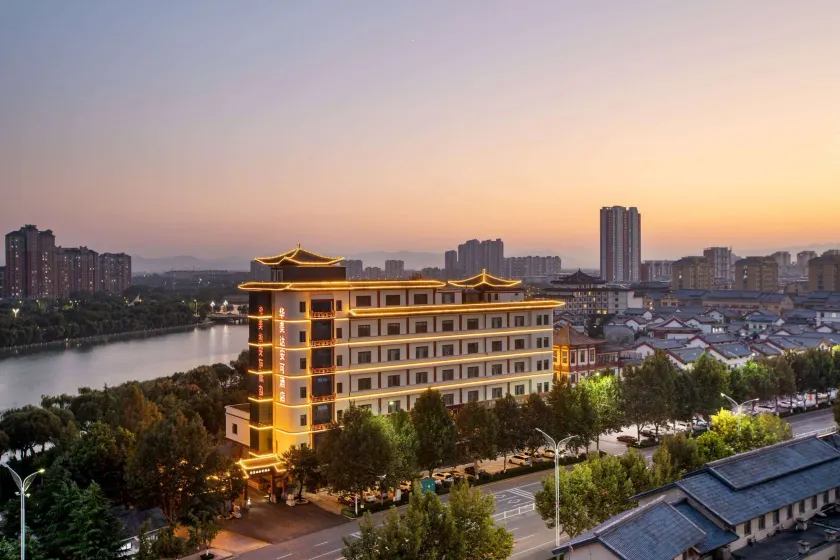 Ramada Encore by Wyndham Linqu Downtown - Image 1