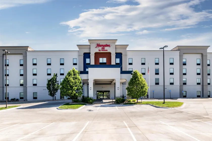 Hampton Inn Omaha/West Dodge Road (Old Mill) - Image 1