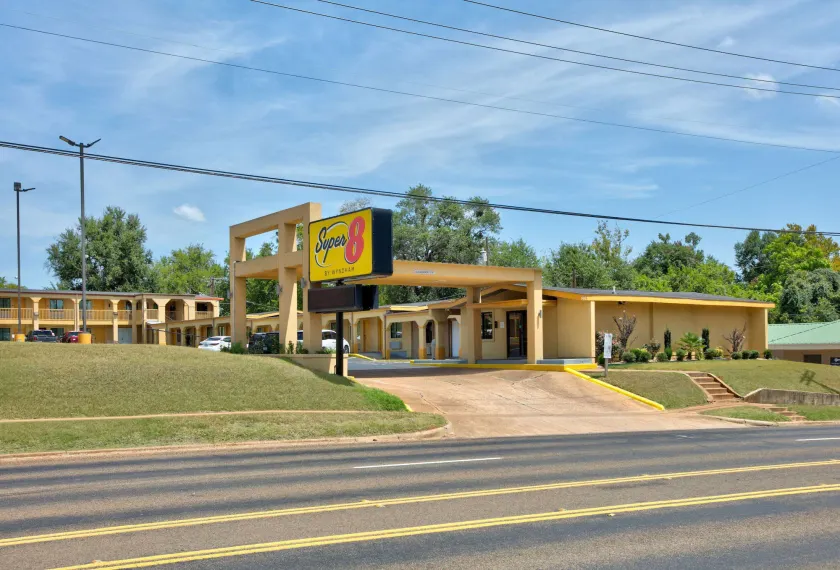 Super 8 by Wyndham Palestine TX - Image 1