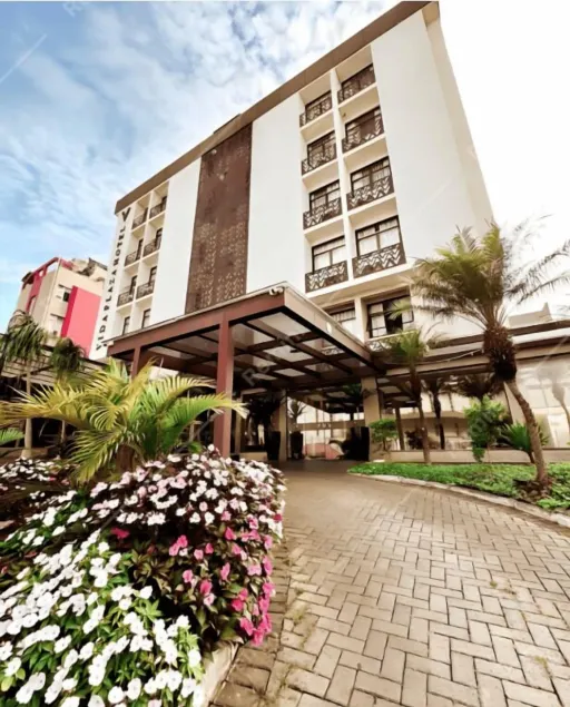 Vida Plaza Hotel - Image 1