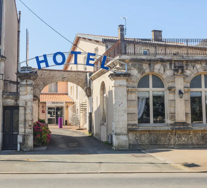Hôtel Le Cheval Blanc - Image 1