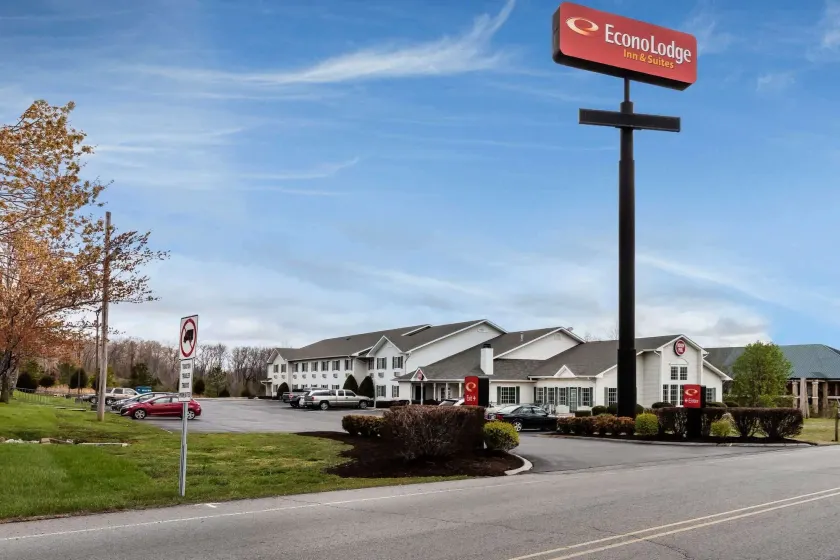 Econo Lodge Inn & Suites Dickson - Image 1