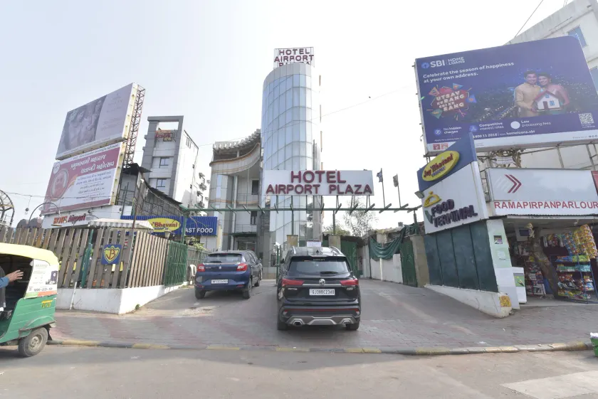 Hotel Airport Plaza - Image 1