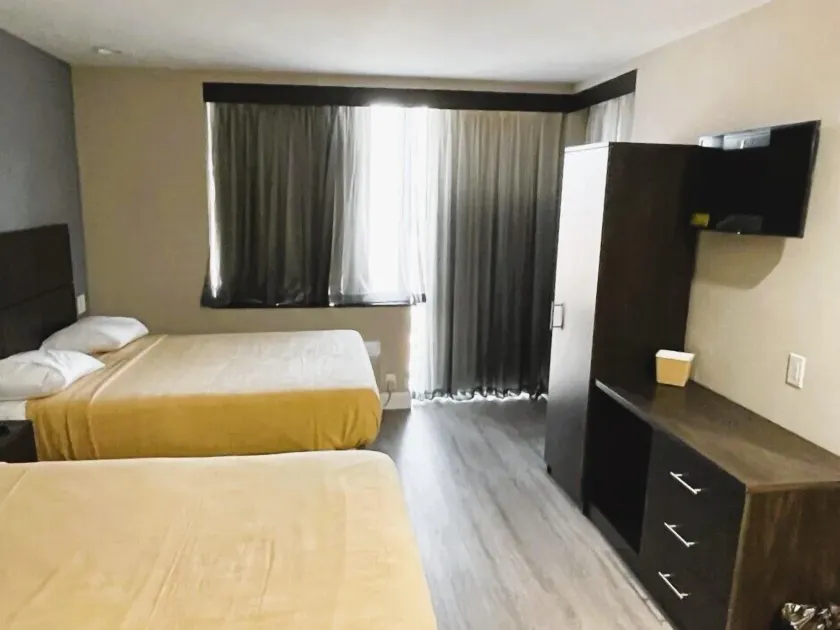 Royal Hotel Bronx - Image 1
