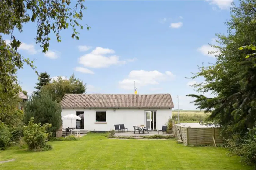 House with large garden, campfire hut - Image 1