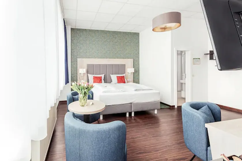 Pallas Hotel - Image 1