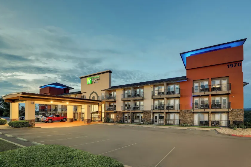 Holiday Inn Express Hotel & Suites Branson 76 Central by IHG - Image 1