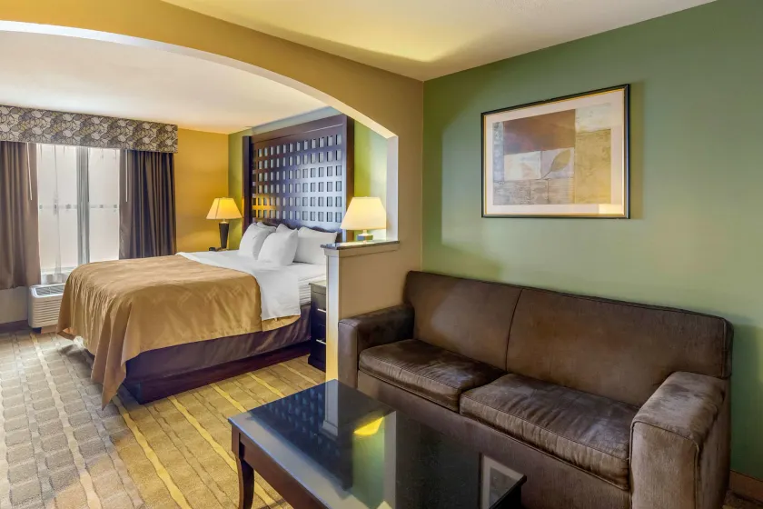 Quality Suites Sherman - Image 1